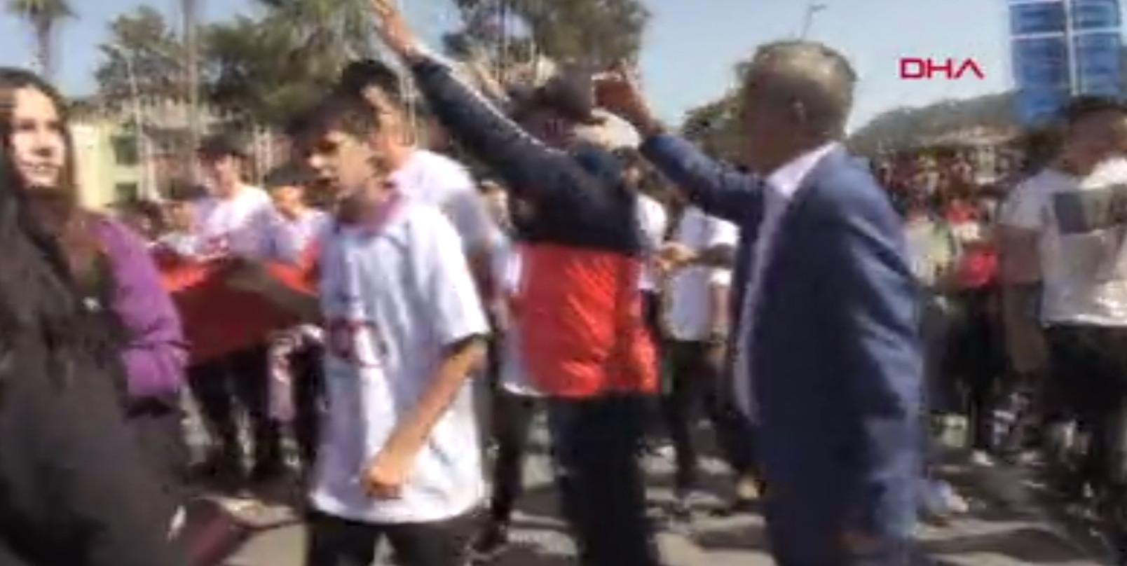 19 Mayıs kutlamalarında İzmir Marşı kavgası
