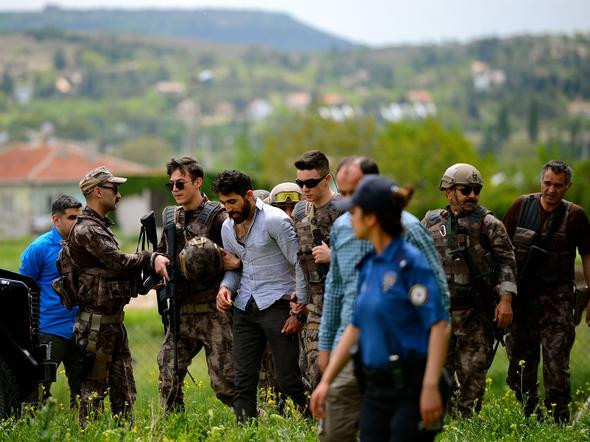 İntihara kalkışan cezaevi firarisi, 8 saatte ikna edilebildi