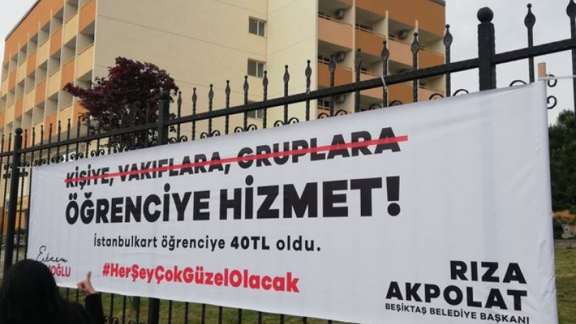 Beşiktaş'ta ''Vakıflara değil öğrenciye hizmet'' pankartları