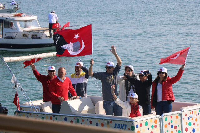 Atatürk’ü temsil eden bayrak karaya çıkarıldı - Resim: 4