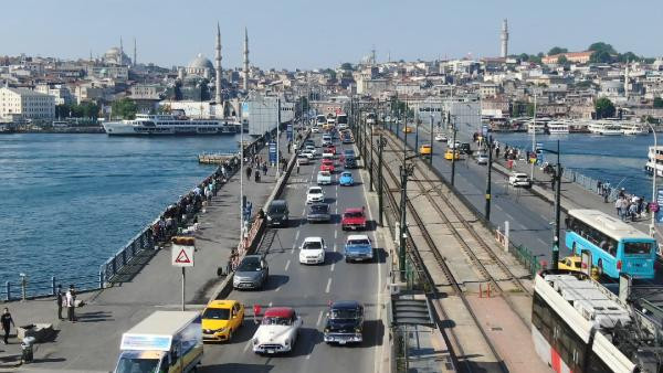 Galata Köprüsü'nde 19 Mayıs'a özel konvoy