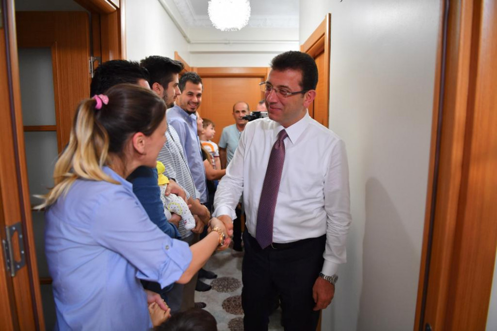 Mahalleli Ekrem İmamoğlu'nu duyunca soluğu camda aldı