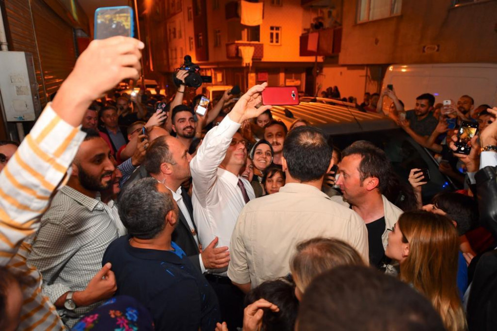 Mahalleli Ekrem İmamoğlu'nu duyunca soluğu camda aldı