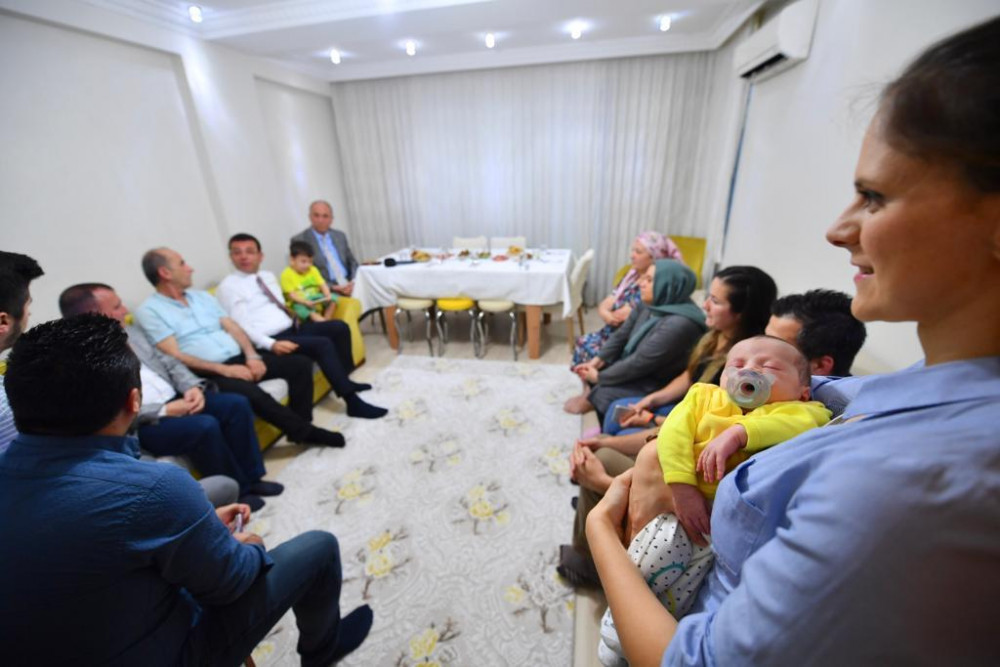 Mahalleli Ekrem İmamoğlu'nu duyunca soluğu camda aldı