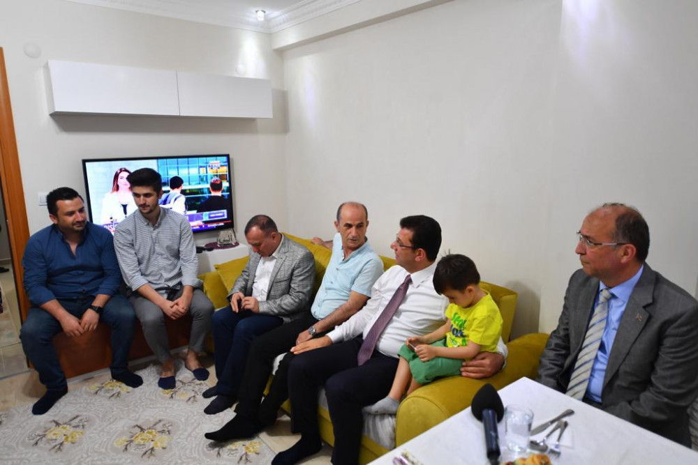 Mahalleli Ekrem İmamoğlu'nu duyunca soluğu camda aldı