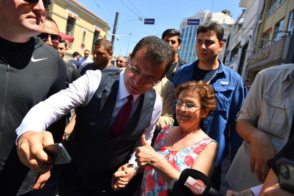 İstiklal Caddesi'nde Ekrem İmamoğlu izdihamı