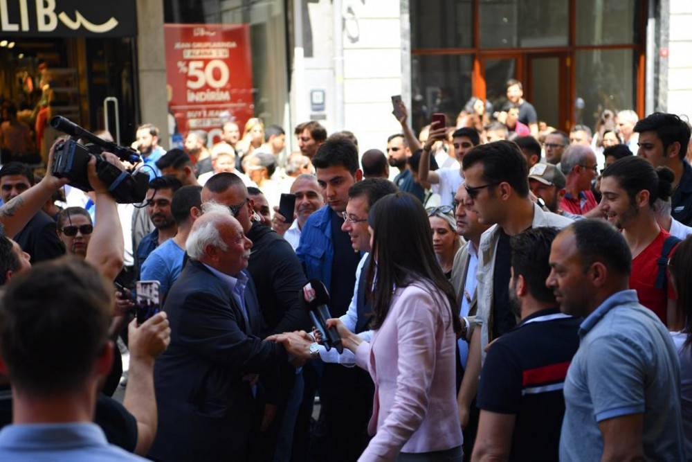 İstiklal Caddesi'nde Ekrem İmamoğlu izdihamı