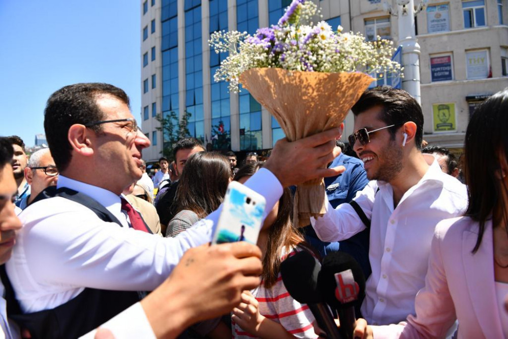 İstiklal Caddesi'nde Ekrem İmamoğlu izdihamı