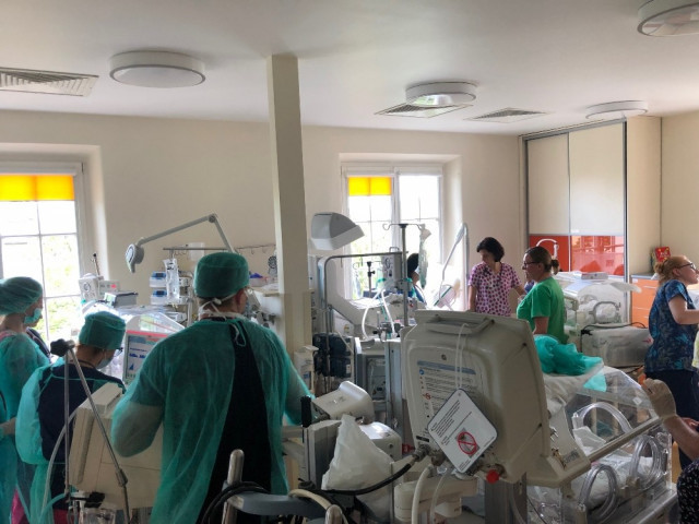 4.7 milyarda bir ihtimal gerçek oldu: Tam altız bebek doğurdu !