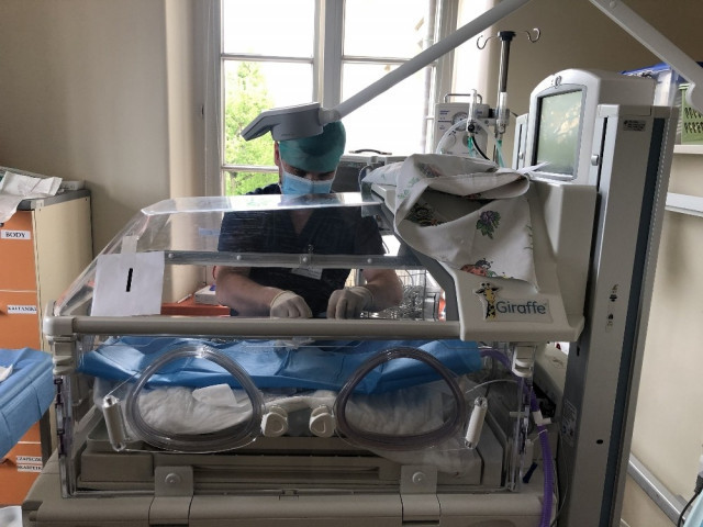 4.7 milyarda bir ihtimal gerçek oldu: Tam altız bebek doğurdu !