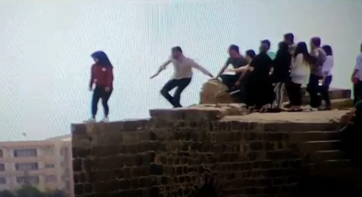 İntihara kalkışan genç kızı polis son anda kurtardı