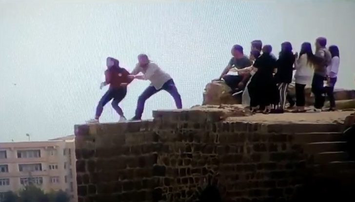 İntihara kalkışan genç kızı polis son anda kurtardı