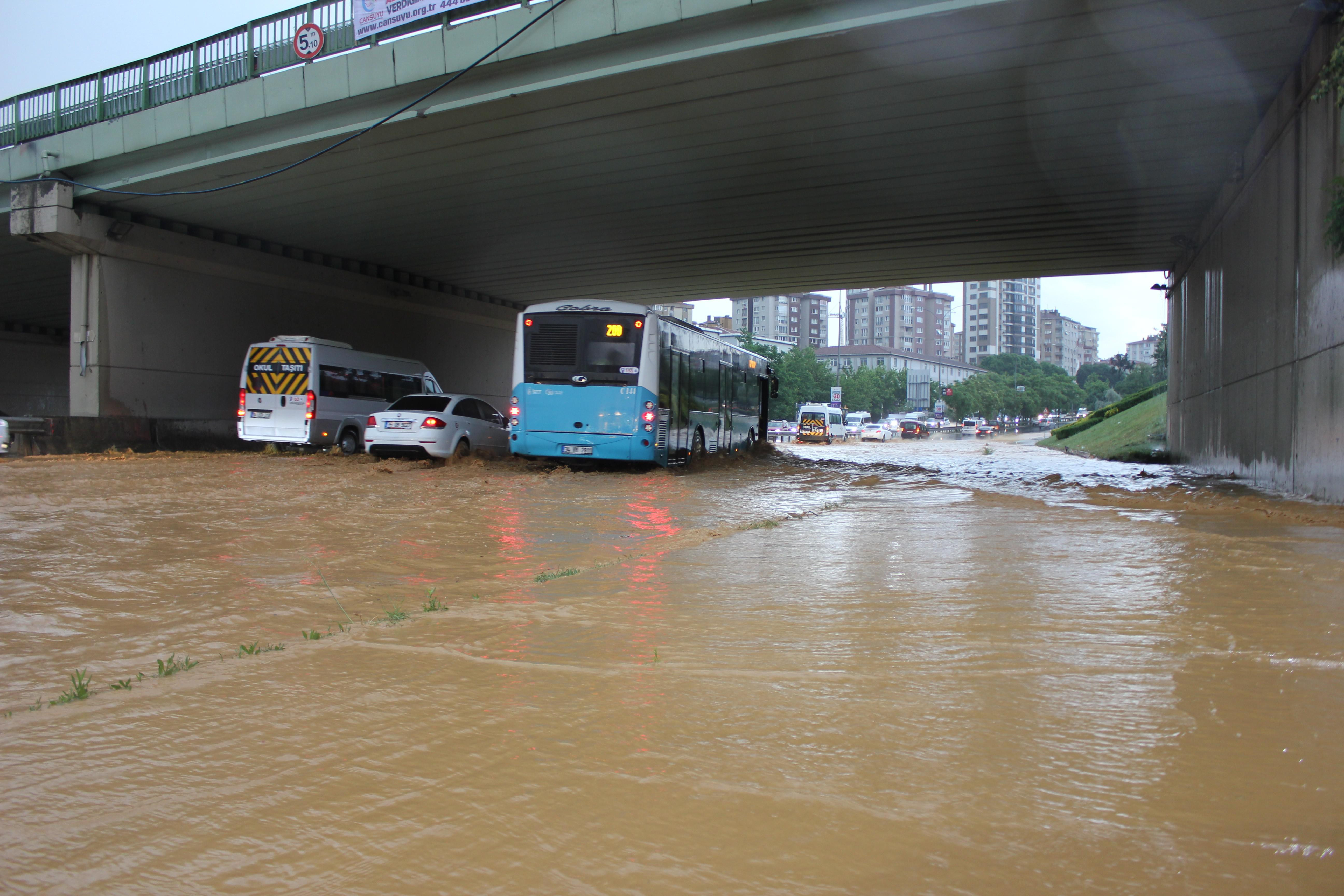 İstanbul sular altında ! Araçlar mahsur kaldı