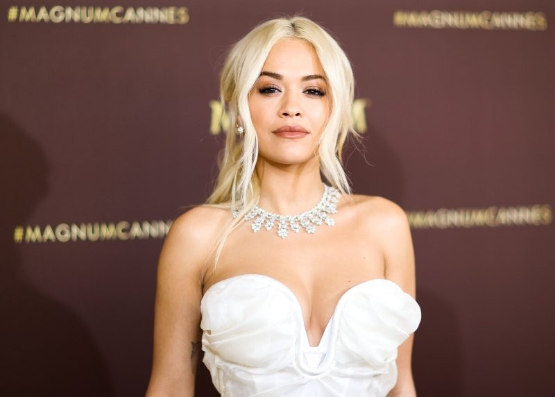 Şarkıcı Rita Ora’nın 24 milyon TL’lik mücevheri uçakta unutuldu