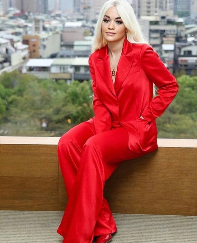 Şarkıcı Rita Ora’nın 24 milyon TL’lik mücevheri uçakta unutuldu