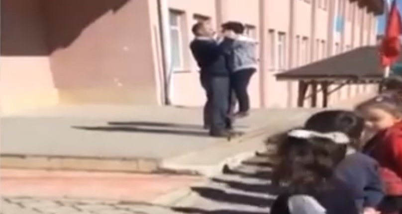 Okul müdüründen öğrenciye feci dayak !
