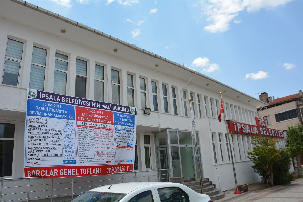 AK Partili belediyenin borçları tabelaya sığmadı !
