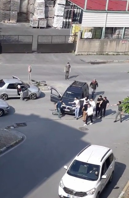 Kemerle saldıran sürücüyü böyle nakavt etti - Resim : 1