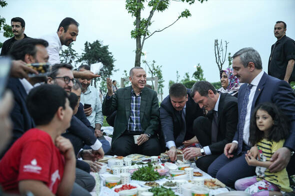 Erdoğan vatandaşlarla iftar yaptı