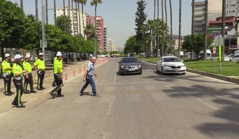 Adana'da yayaya öncelik vermeyen sürücüye ilginç ceza !