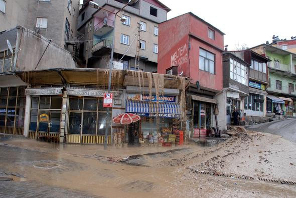 Boru patladı ! Her yer kanalizasyon suyuyla doldu - Resim: 4