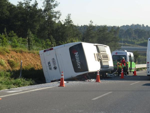 Ümraniye TEM bağlantı yolunda otobüs devrildi: 1 ölü, 15 yaralı