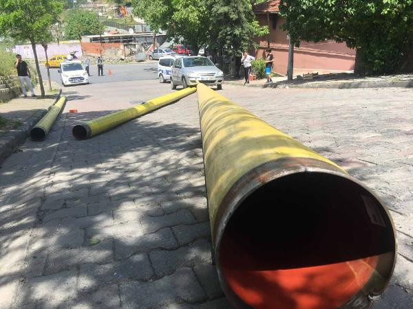 Kağıthane'de TIR'dan saçılan borular caddeyi savaş alanına çevirdi - Resim: 1
