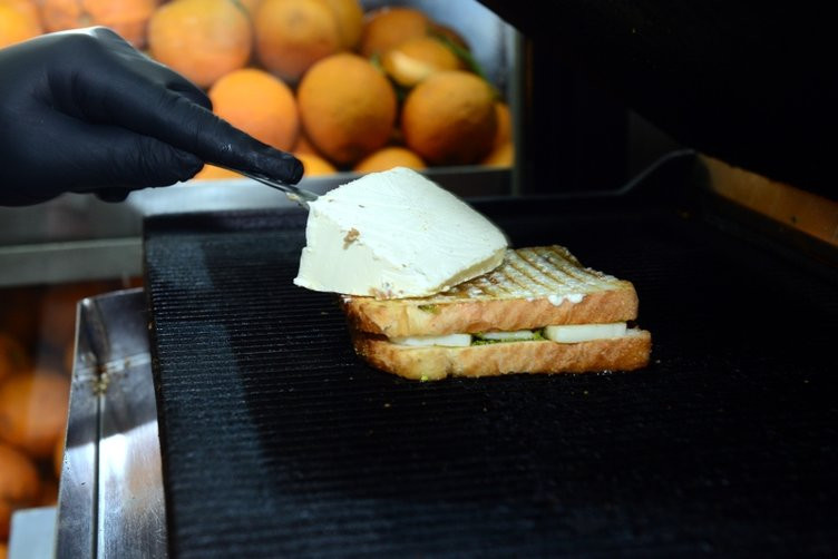 Adana'nın yeni lezzeti katmerli tost oldu