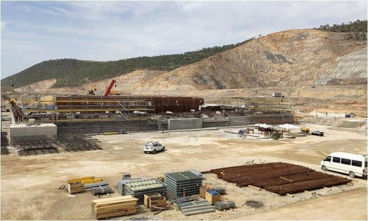 Nükleer santral inşaatının temelinde üst üste çatlaklar