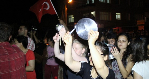İstanbul'da YSK'nın kararına tencereli tavalı tepki !