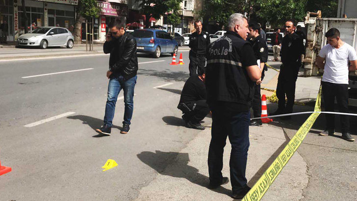 Caddede gördüğü husumetlisini öldürdü