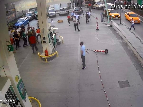 Esenyurt'ta laf atma kavgası ! Ortalık savaş alanına döndü