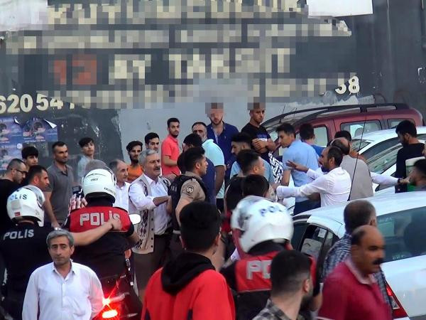 Esenyurt'ta laf atma kavgası ! Ortalık savaş alanına döndü