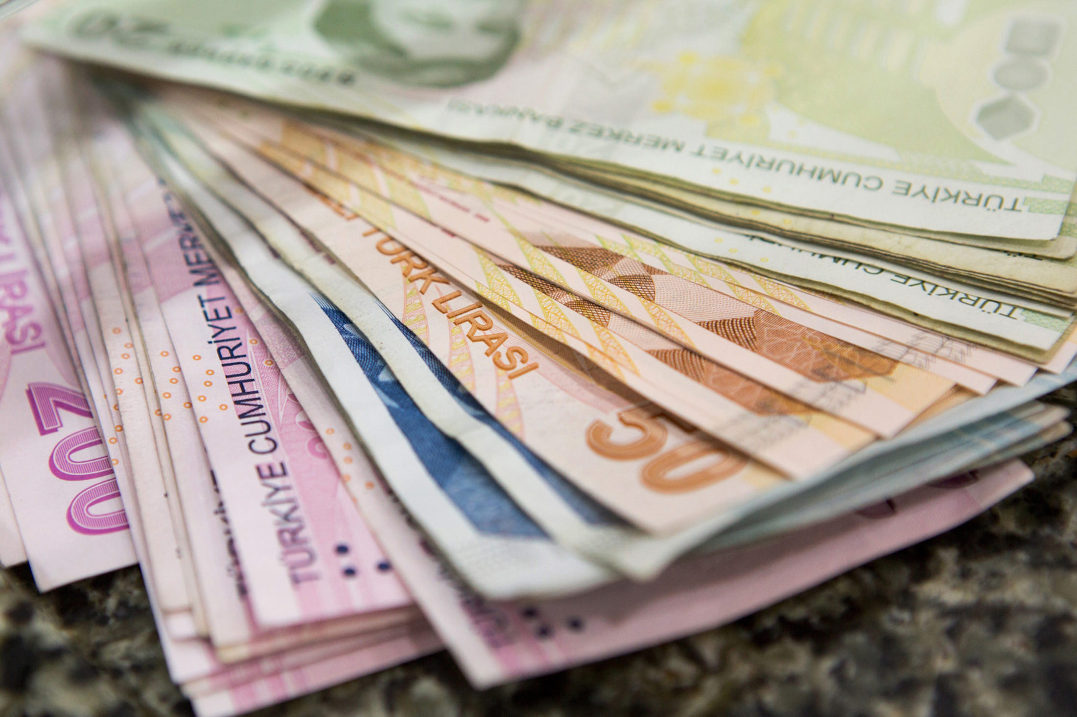 Hazine 7.4 milyar lira borçlandı