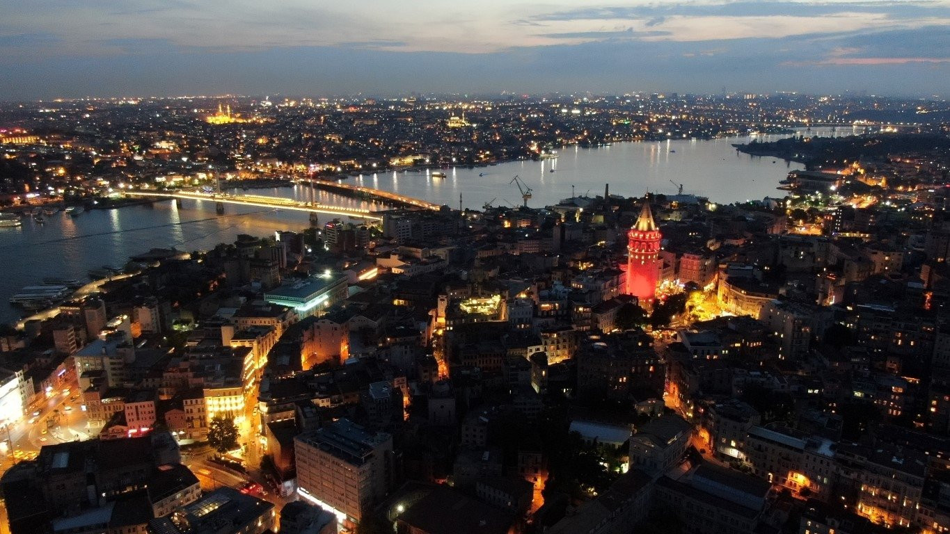 İstanbul kırmızı beyaza büründü