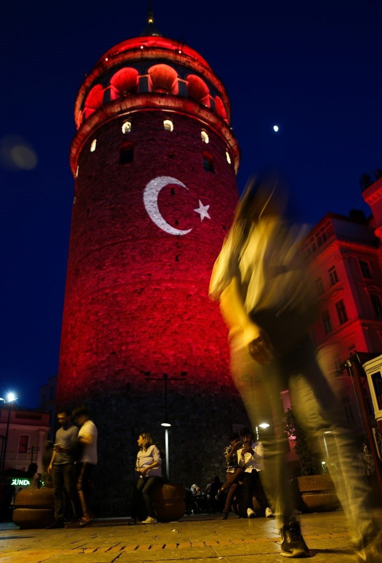 İstanbul kırmızı beyaza büründü