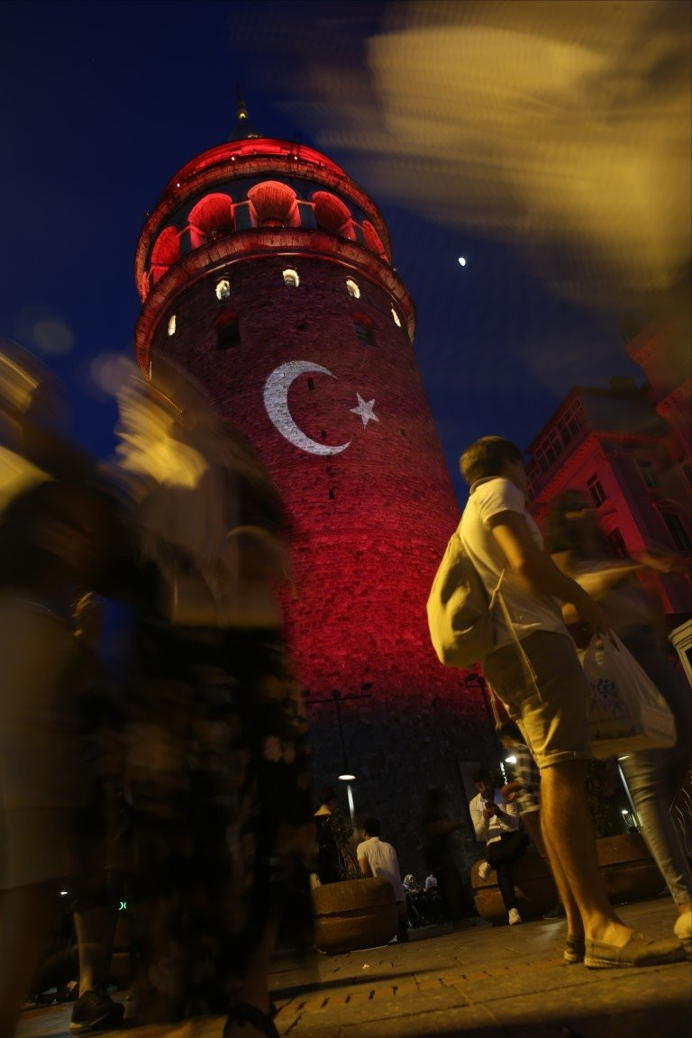 İstanbul kırmızı beyaza büründü