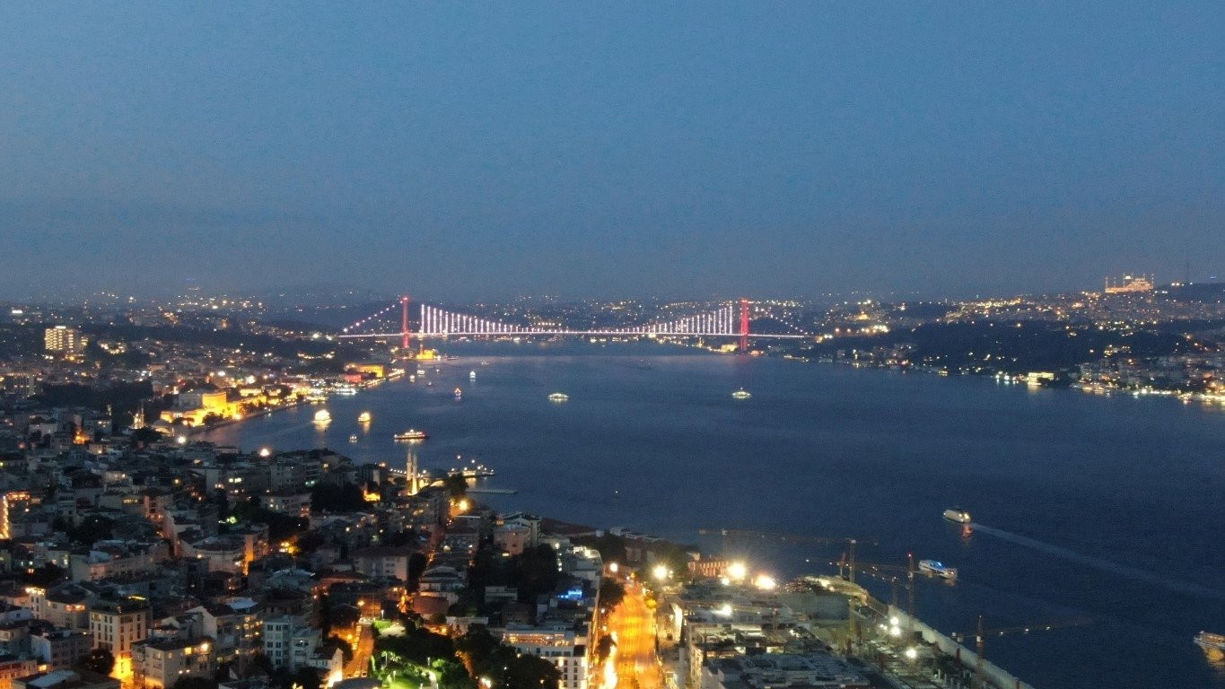 İstanbul kırmızı beyaza büründü