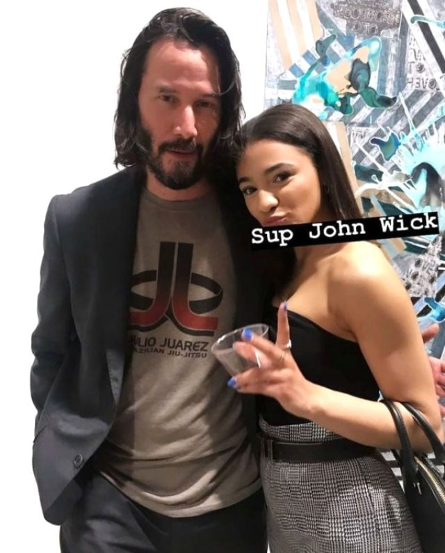 Keanu Reeves'in hayranlarına olan davranışı takdir topladı