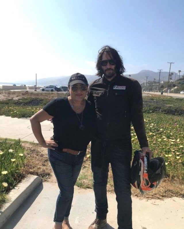 Keanu Reeves'in hayranlarına olan davranışı takdir topladı