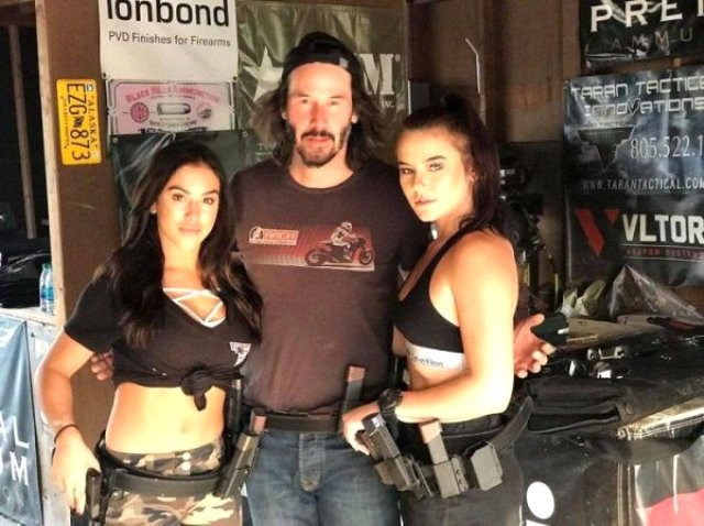 Keanu Reeves'in hayranlarına olan davranışı takdir topladı