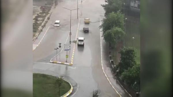 İstanbul'da korkulan oldu ! Yollar göle döndü, öğrenciler mahsur kaldı