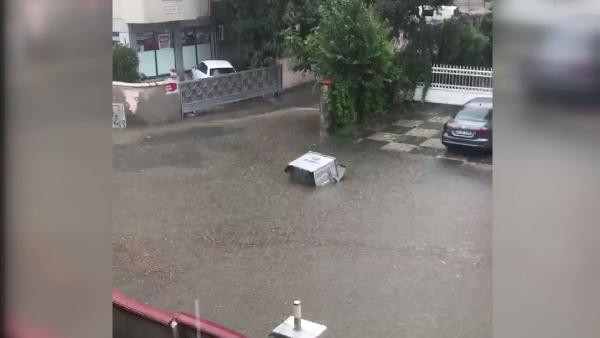 İstanbul'da korkulan oldu ! Yollar göle döndü, öğrenciler mahsur kaldı