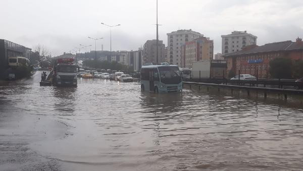 İstanbul'da korkulan oldu ! Yollar göle döndü, öğrenciler mahsur kaldı