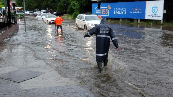 İzmit'te kuvvetli yağış ! Alt geçitleri su bastı