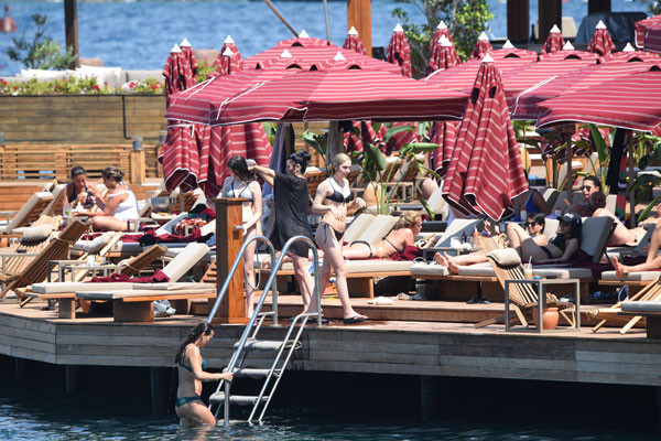 Tanga bikinisi ile olay olan Aleyna Tilki'den dikkat çeken paylaşım