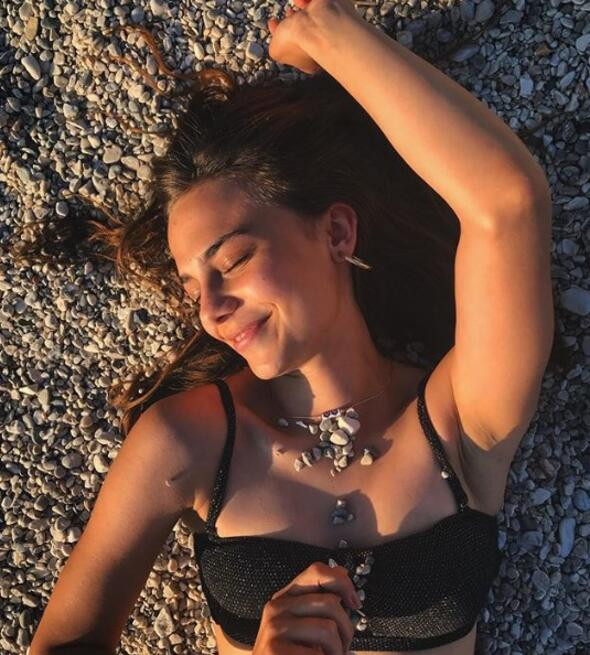 Dizi sezonu bitti, deniz sezonu başladı! Ünlülerden tatil paylaşımları