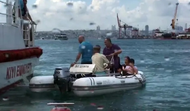 İstanbul'da can pazarı ! Kadıköy'de tekne alabora oldu