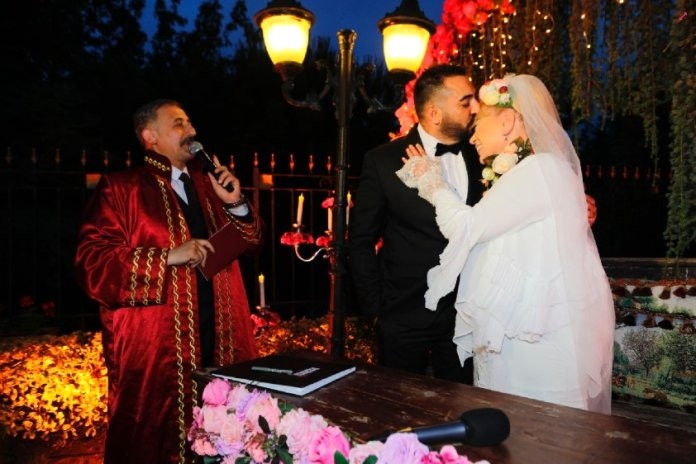 Zerrin Özer 27 yaş küçük sevgilisiyle evlendi