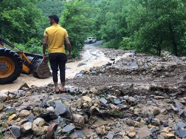 Ordu ve Giresun'da evleri su bastı, araçlar mahsur kaldı